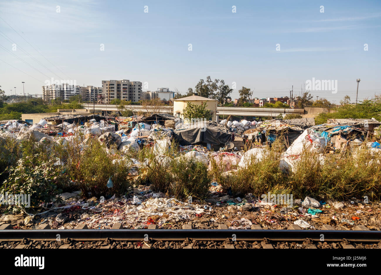 Barackensiedlung tented Slum mit Müll und Abfall durch die Delhi Ramgarh Bahnstrecke übersät am Stadtrand von Old Delhi, Punjab, Indien Stockfoto