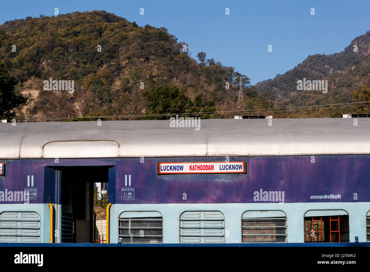 Indische Eisenbahn Zug Wagen, Kathgodam Station, Nainital Bezirk, Uttarakand, Nordindien, Anzeigetafeln für Lucknow - Kathgodam Linie Stockfoto