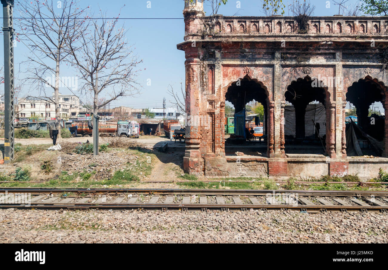 Verfallene stillgelegten aus rotem Backstein streckenseitigen ehemaligen Bahnhofsgebäude, Rampur, Uttar Pradesh, Nordindien auf der Kathgdam in Delhi Zeile Stockfoto