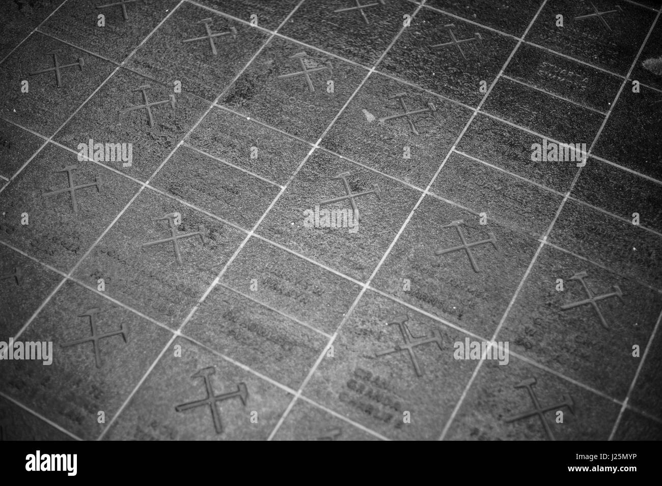 Detail der gesponserten Pflastersteine außerhalb des London-Stadions in Stratford, im Osten von London. Stockfoto