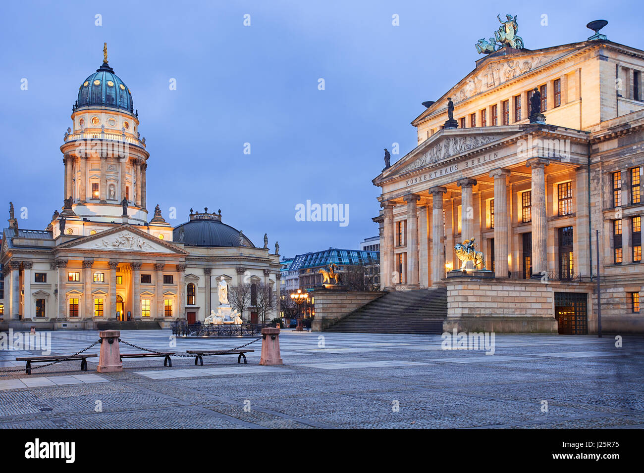 Neue Kirche (Deutscher Dom oder Deutschen Dom) am Gendarmenmarkt, mit dem Denkmal von Friedrich Schiller im Vordergrund. Berlin, Deutschland Stockfoto