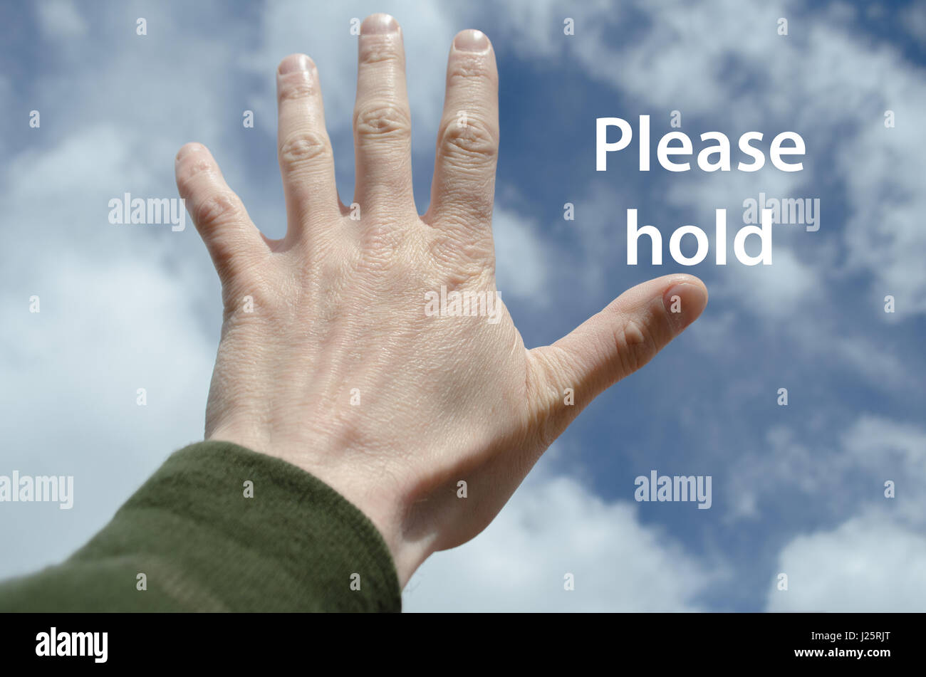 Hand mit fünf Fingern statt gegen blauen Himmel Bitte halten Konzept Stockfoto