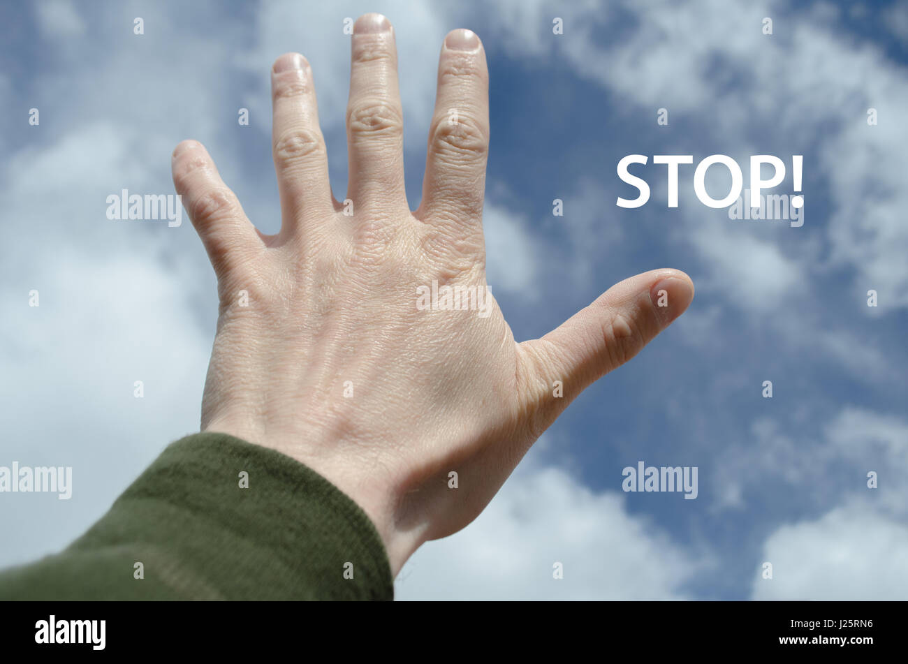 Hand mit fünf Fingern statt gegen blauen Himmel Stop-Konzept Stockfoto
