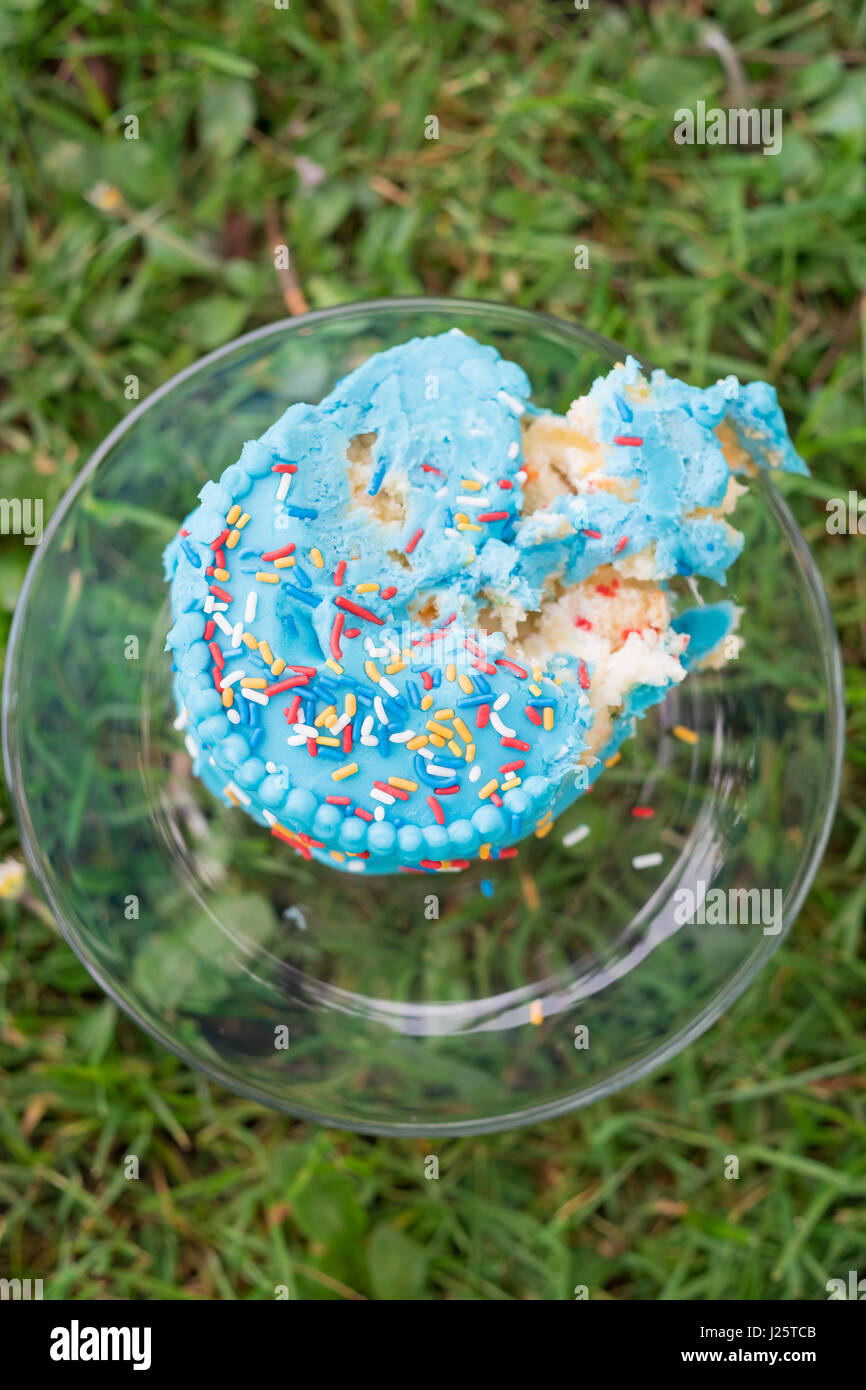 Blaue Kuchen Smash erster Geburtstag bleibt Stockfoto