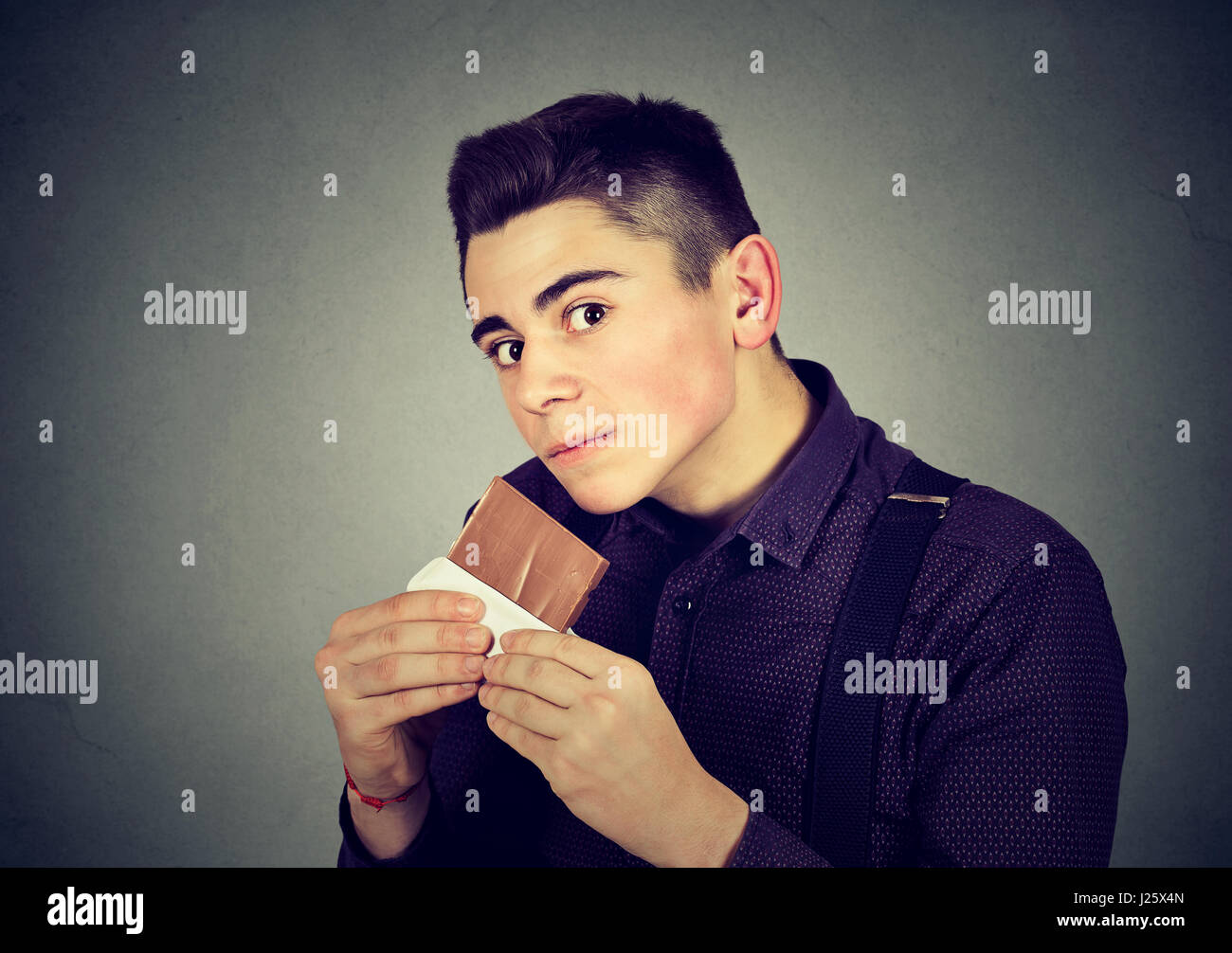Mann müde von Diät-Einschränkungen, die Lust auf Süßigkeiten Schokolade. Ernährungskonzept. Stockfoto