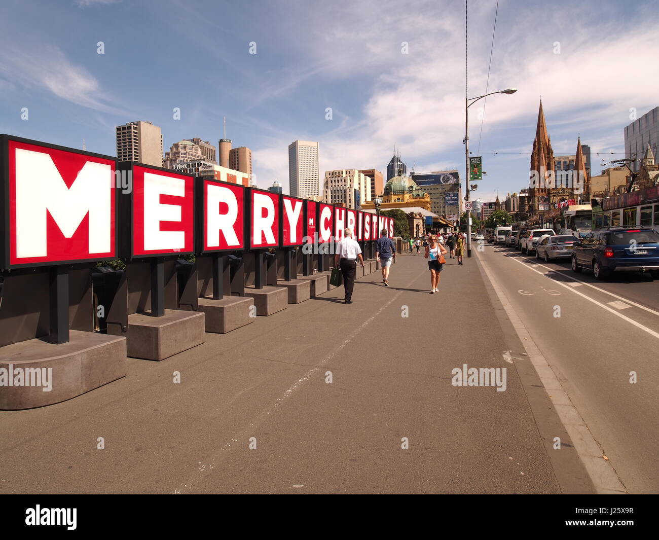 Melbourne, Australien - 22. Dezember 2015: Weihnachten Wortlaut in großen Lettern auf Brettern in der Nähe von Flinders Street Station Stockfoto