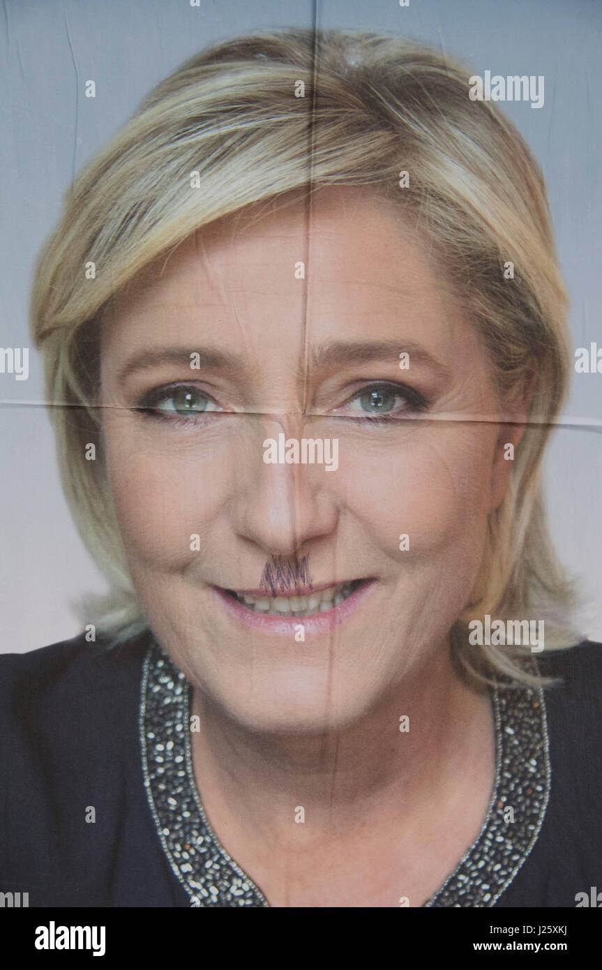 Marine Le Pen, Führer der Front National. Wahlplakat entstellt durch die Zugabe von Hitler Schnurrbart. Französische Präsidenten Wahlen 2017. Frankreich Stockfoto