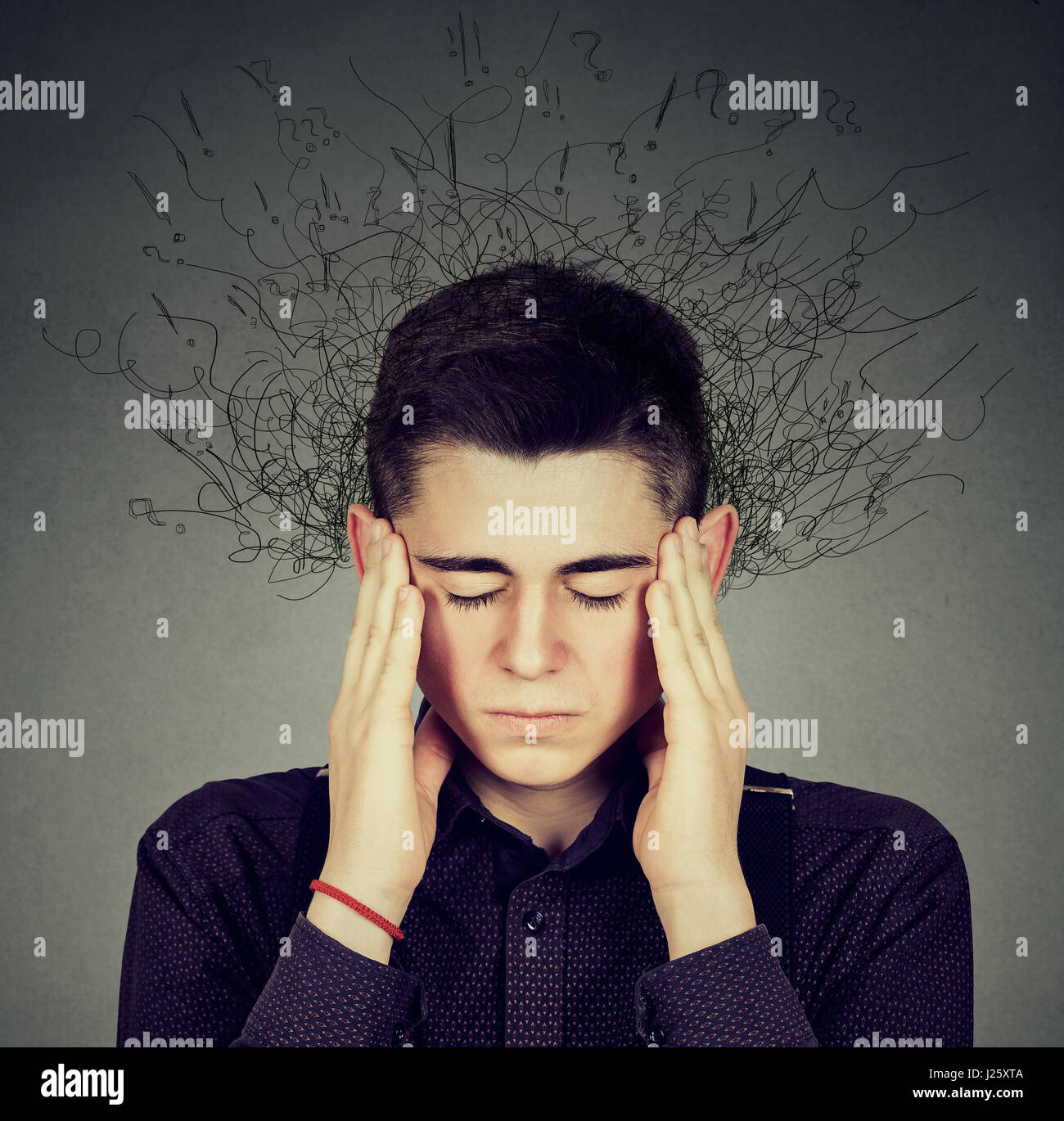 Trauriger junger Mann mit besorgt gestresster Gesichtsausdruck und Gehirn schmelzen in Linien Fragezeichen. Obsessive compulsive, ADHS, Angst-Störungen-Konzept Stockfoto