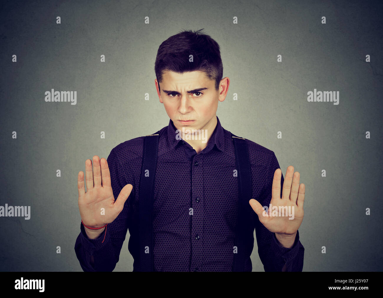 zorniger junge Mann zeigt Stop Handbewegung Stockfoto