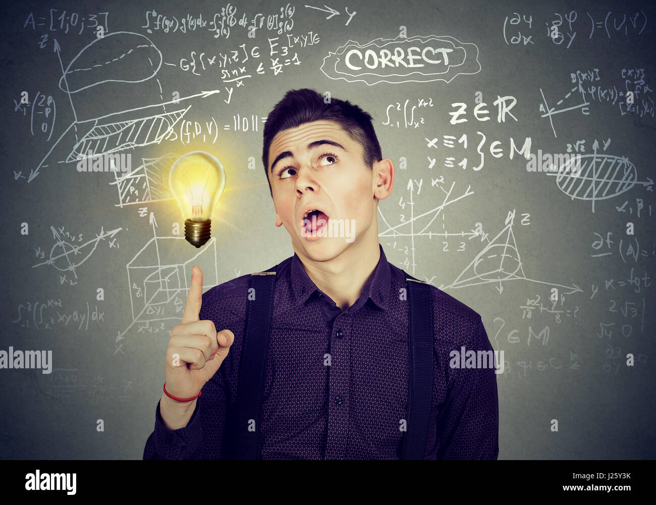 intelligente Schüler mit glänzende Idee Glühbirne und High School Mathematik und Naturwissenschaften Formeln auf Tafel Hintergrund Stockfoto