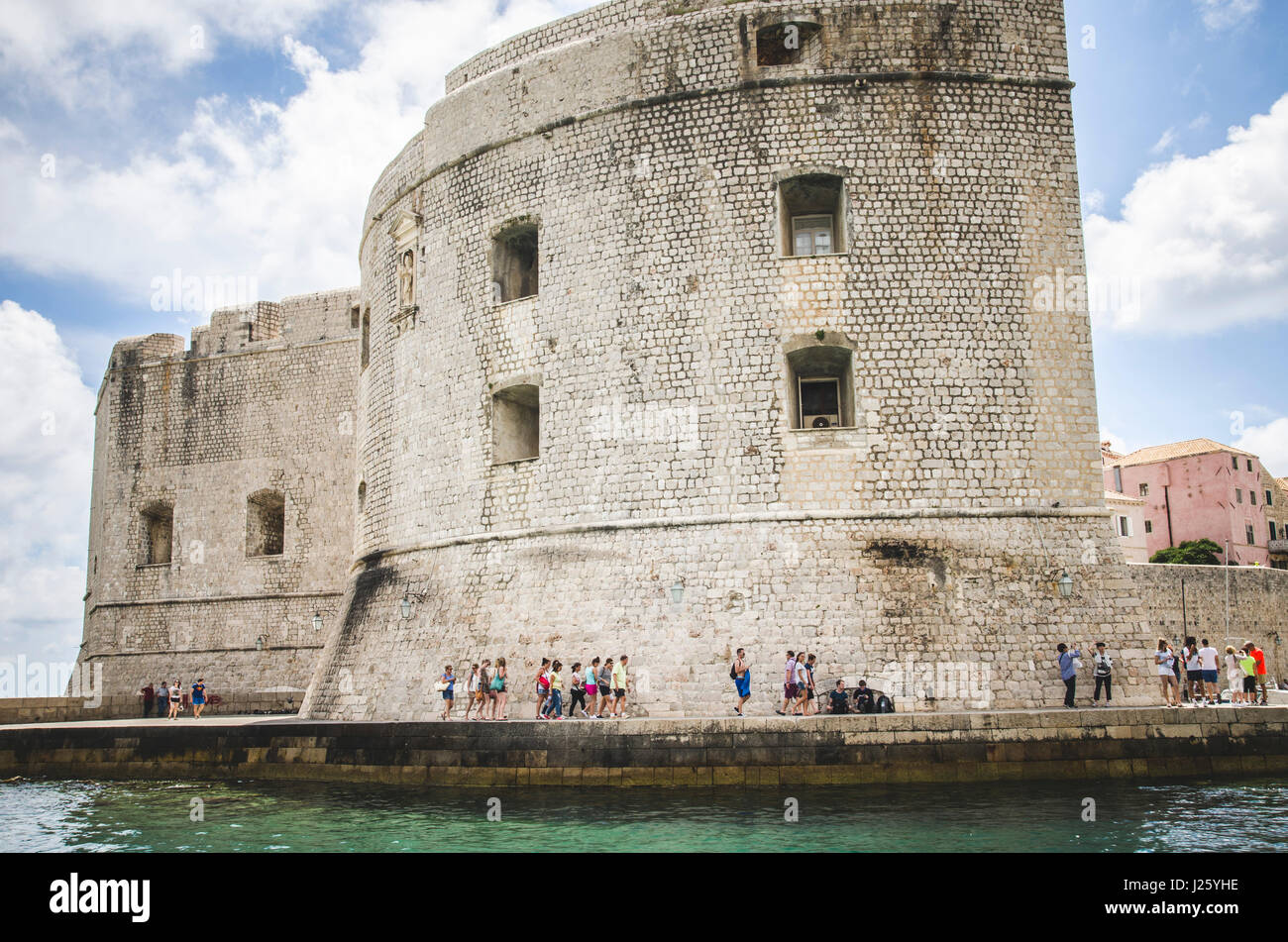 Menschen zu Fuß vom Hafen herum Mauern von Dubrovnik, Kroatien Stockfoto