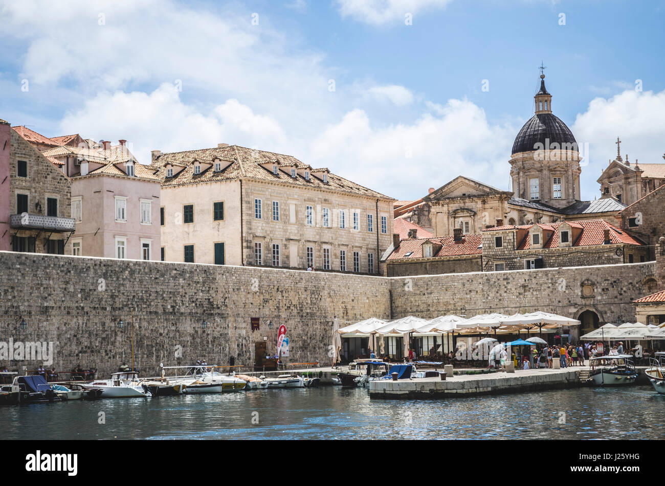 Boote im Hafen der Altstadt, Dubrovnik, Kroatien Stockfoto