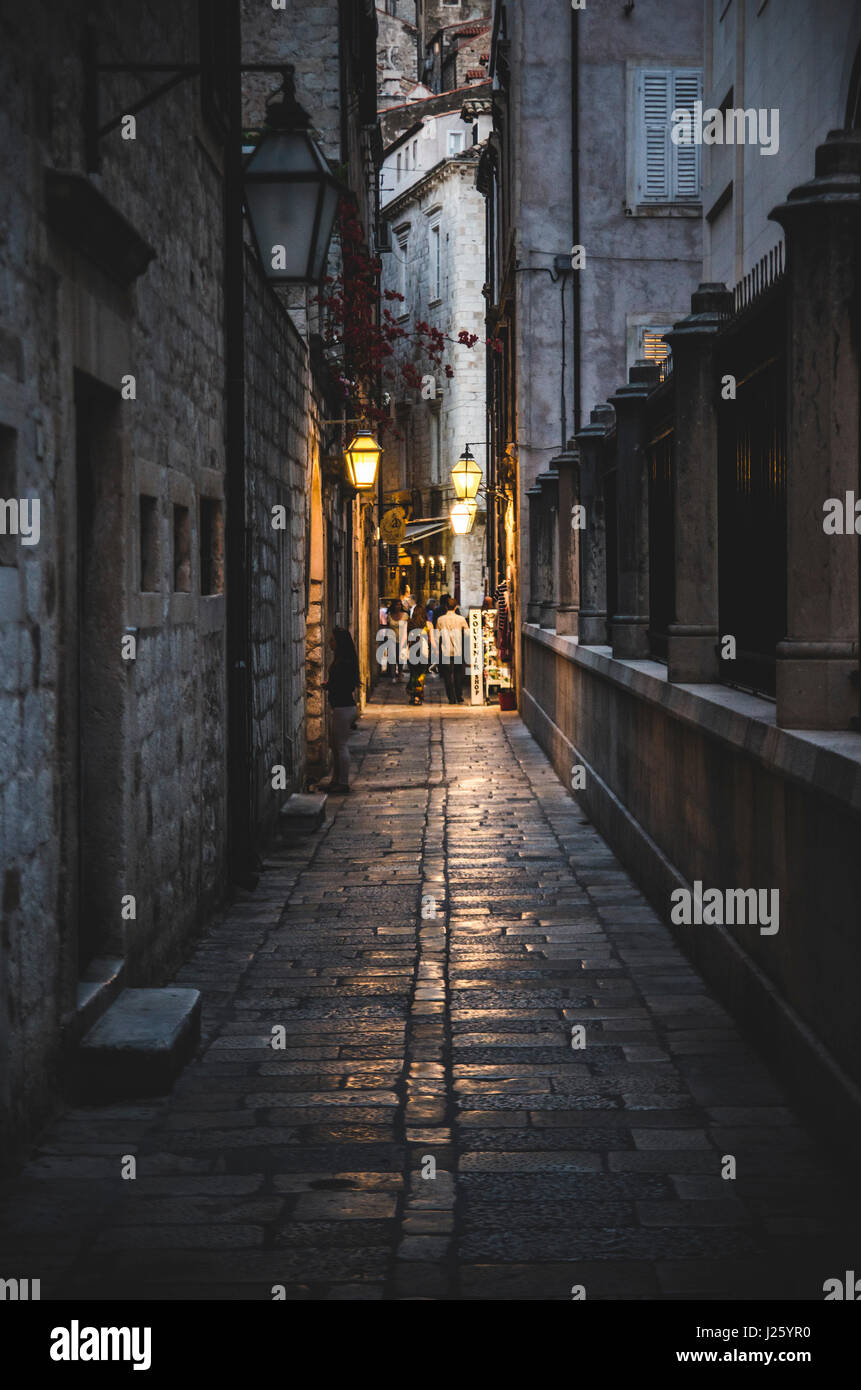 Illuminierte steinerne Gasse in der Abenddämmerung, Dubrovnik, Kroatien Stockfoto