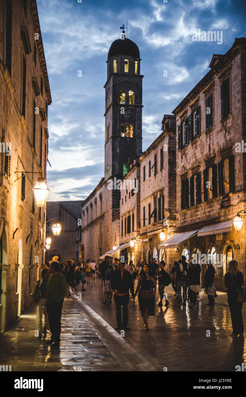 Touristen, die ein Spaziergang durch die belebten Straße in der Altstadt in der Abenddämmerung, Dubrovnik, Kroatien Stockfoto
