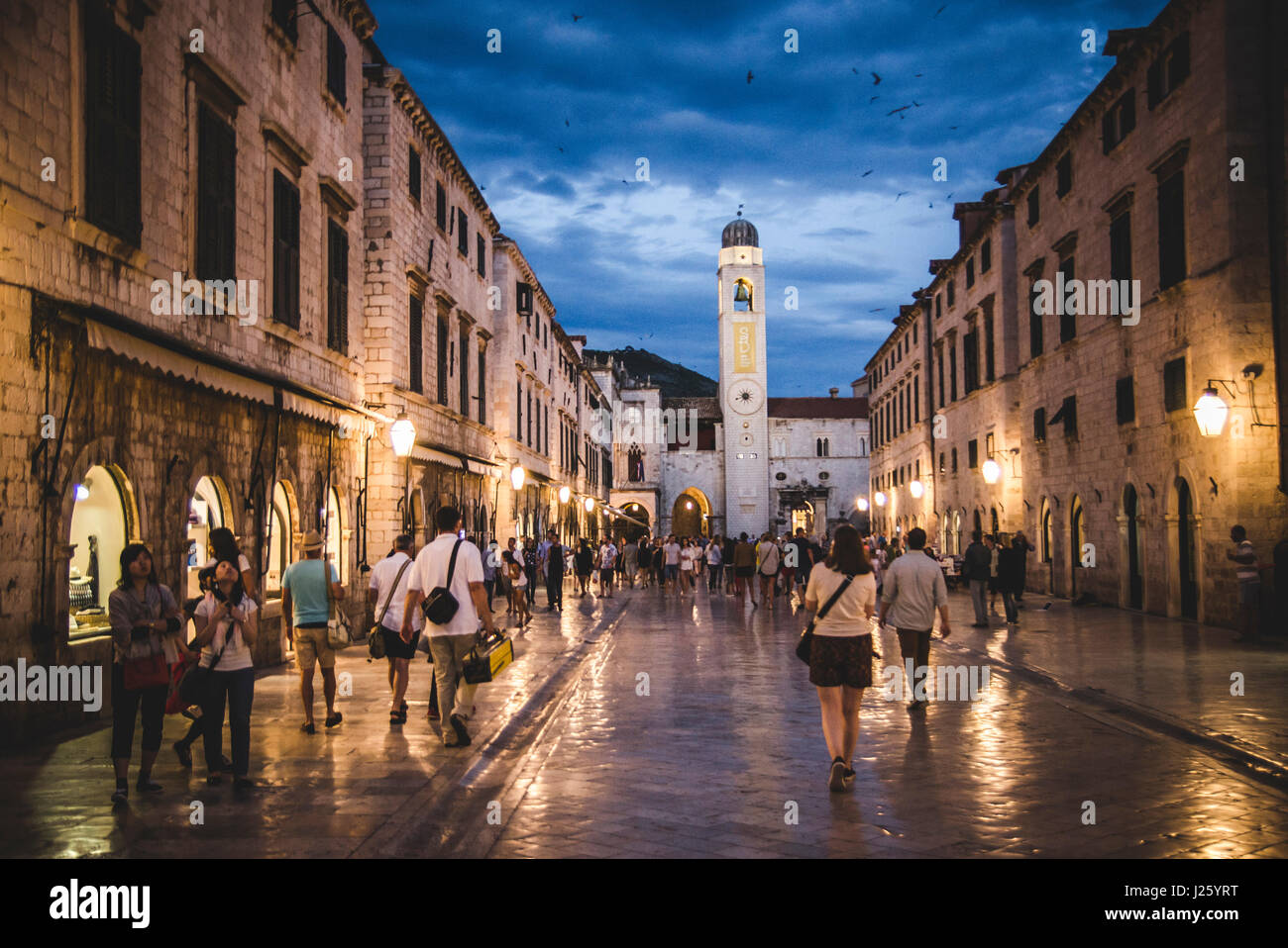Touristen, die ein Spaziergang durch die belebten Straße in der Altstadt in der Abenddämmerung, Dubrovnik, Kroatien Stockfoto