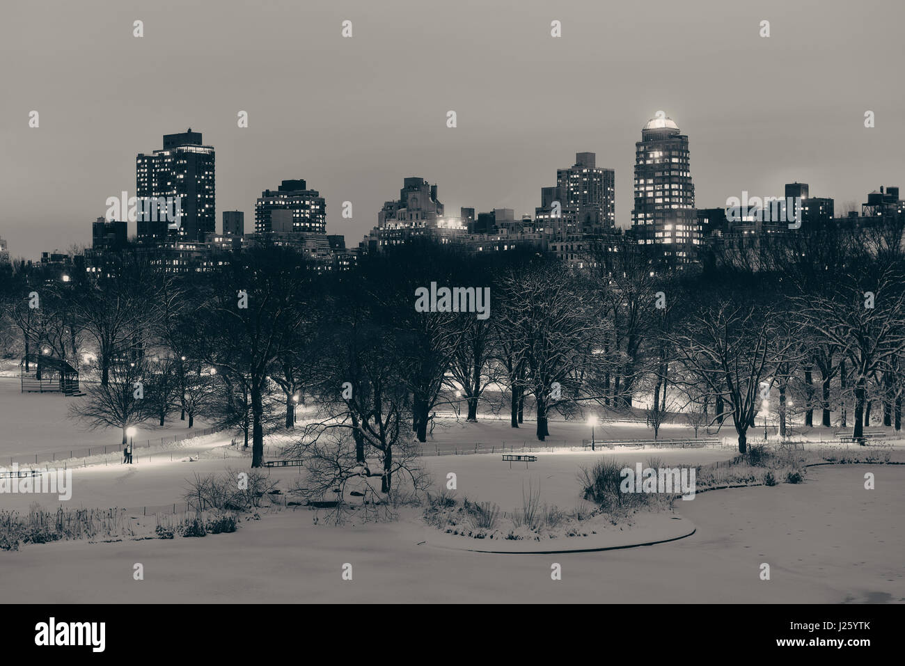 Central Park Winter nachts mit Wolkenkratzern in Midtown Manhattan New York City Stockfoto