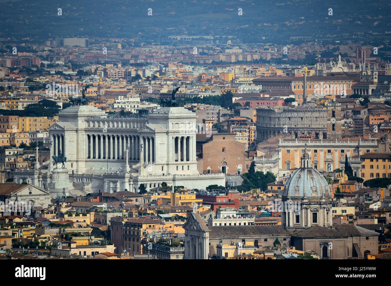 Rom Stadtblick von oben auf den Petersdom im Vatikan. Stockfoto