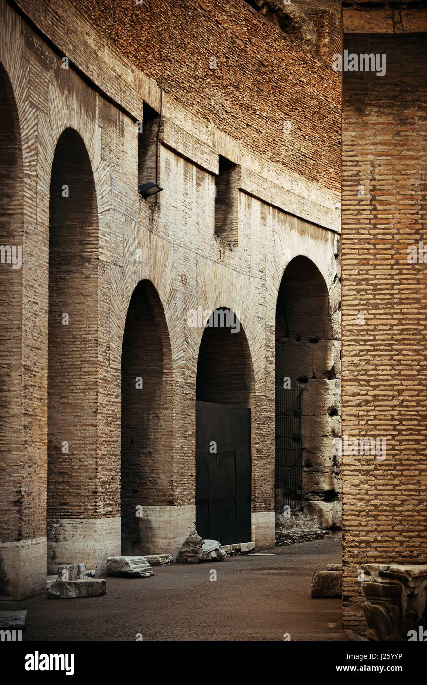 Torbogen im Kolosseum, das weltweit bekannte Wahrzeichen und Symbol für Rom, Italien. Stockfoto