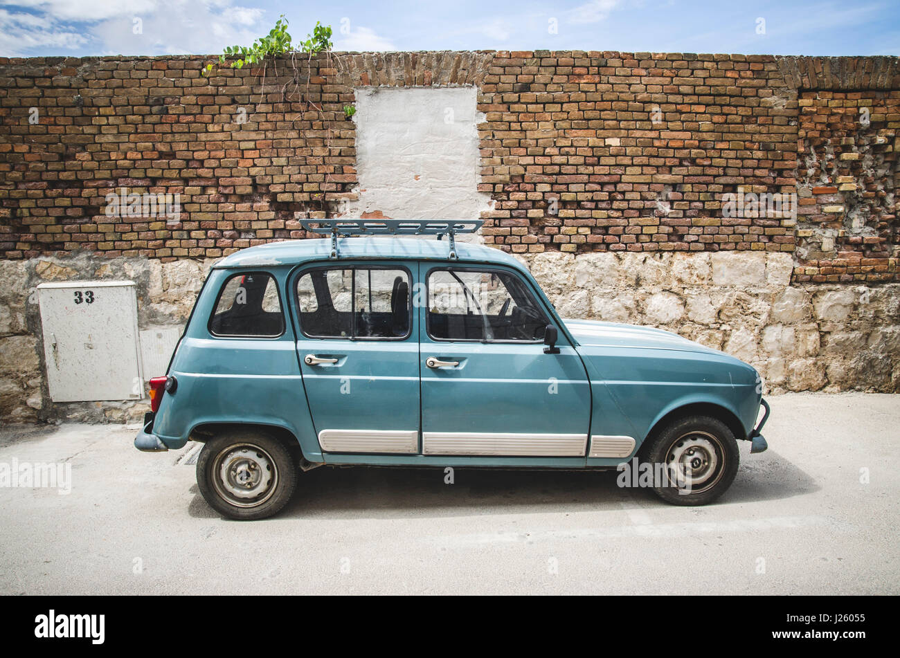 Alten französischen Kleinwagen gegen Mauer, Vis, Kroatien Stockfoto
