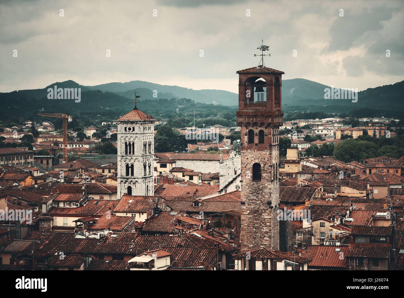 Skyline von Lucca mit Turm und Dom in Italien Stockfoto