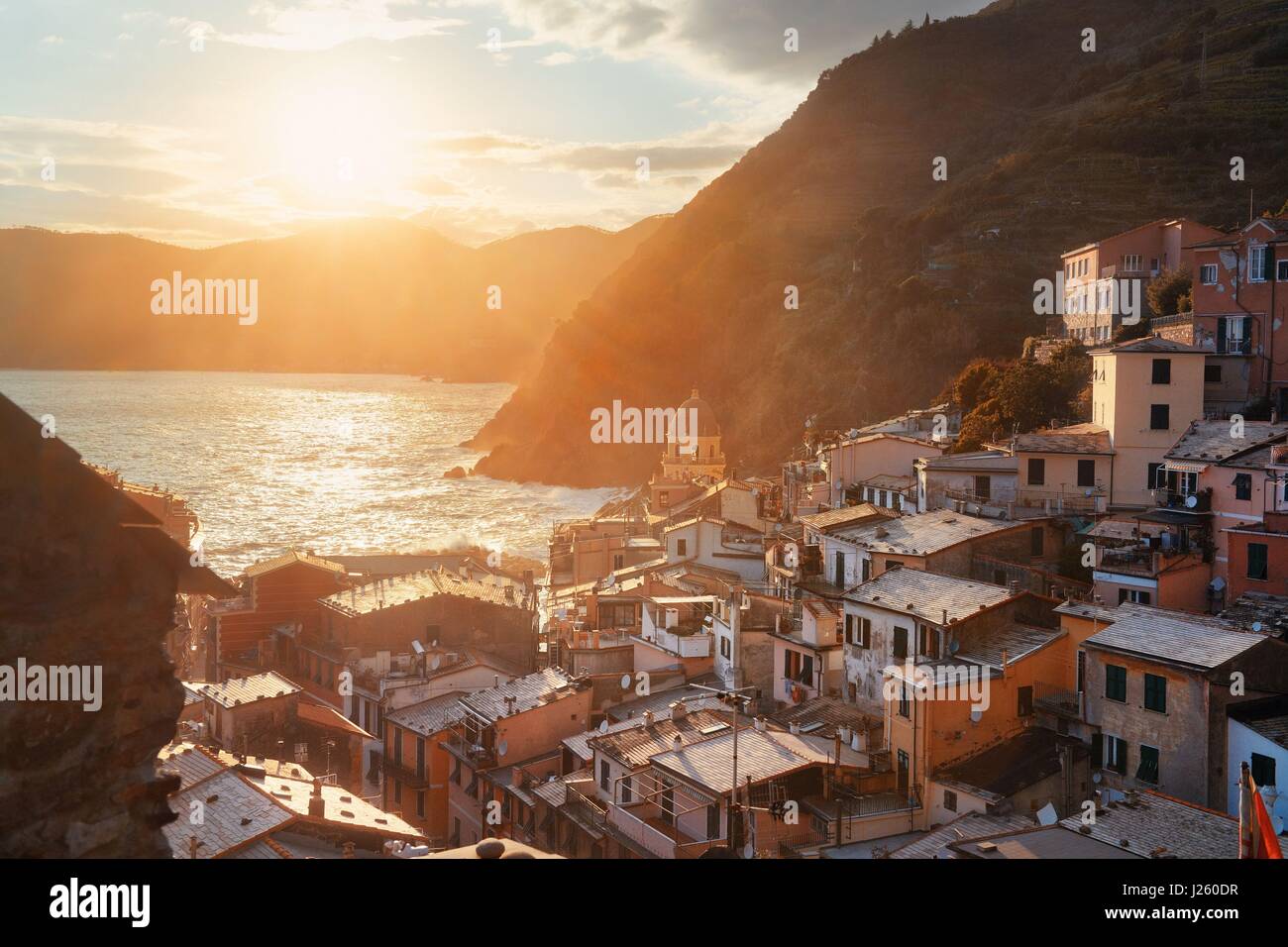 Farbenprächtigen Sonnenuntergang in Vernazza mit Gebäuden auf Felsen über dem Meer in Cinque Terre, Italien. Stockfoto