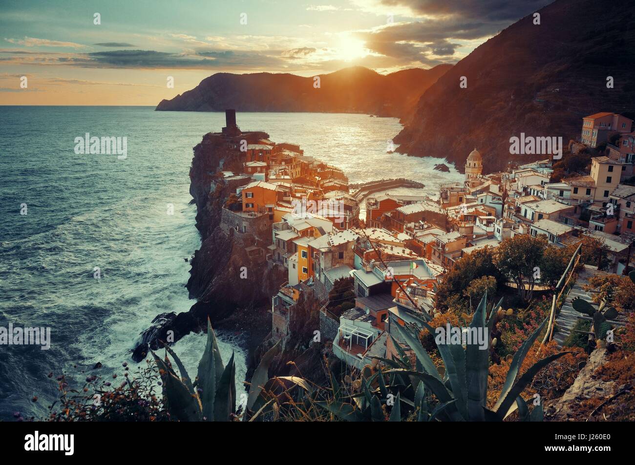 Farbenprächtigen Sonnenuntergang in Vernazza mit Gebäuden auf Felsen über dem Meer in Cinque Terre, Italien. Stockfoto