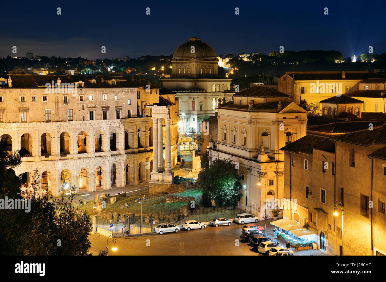 Rom auf der Dachterrasse Blick mit Straße und alte Architektur in Italien in der Nacht. Stockfoto