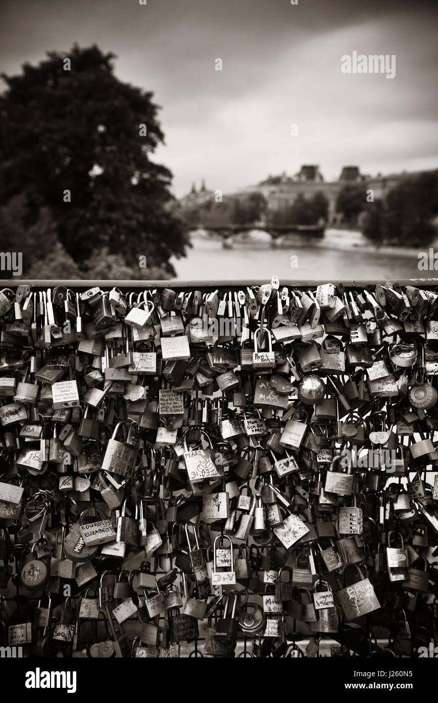 Riesige Menge von Vorhängeschlössern an Brücke über den Fluss Seine in Paris Stockfoto