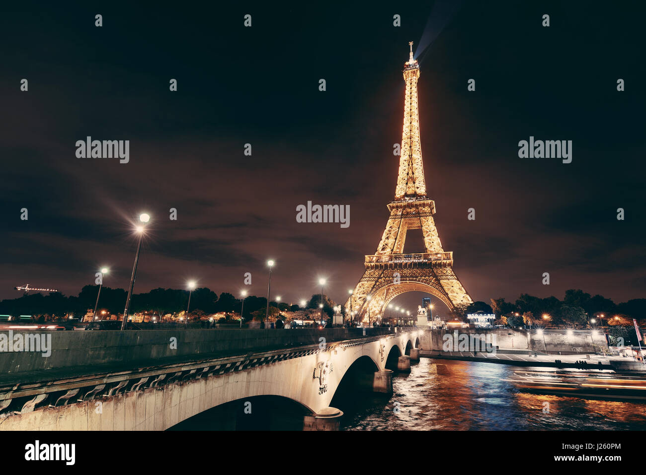 PARIS, Frankreich - Mai 13: Eiffelturm in der Nacht vom 13. Mai 2015 in Paris. Es ist das meistbesuchte bezahlten Denkmal in der Welt mit 250M Besucher pro Jahr. Stockfoto