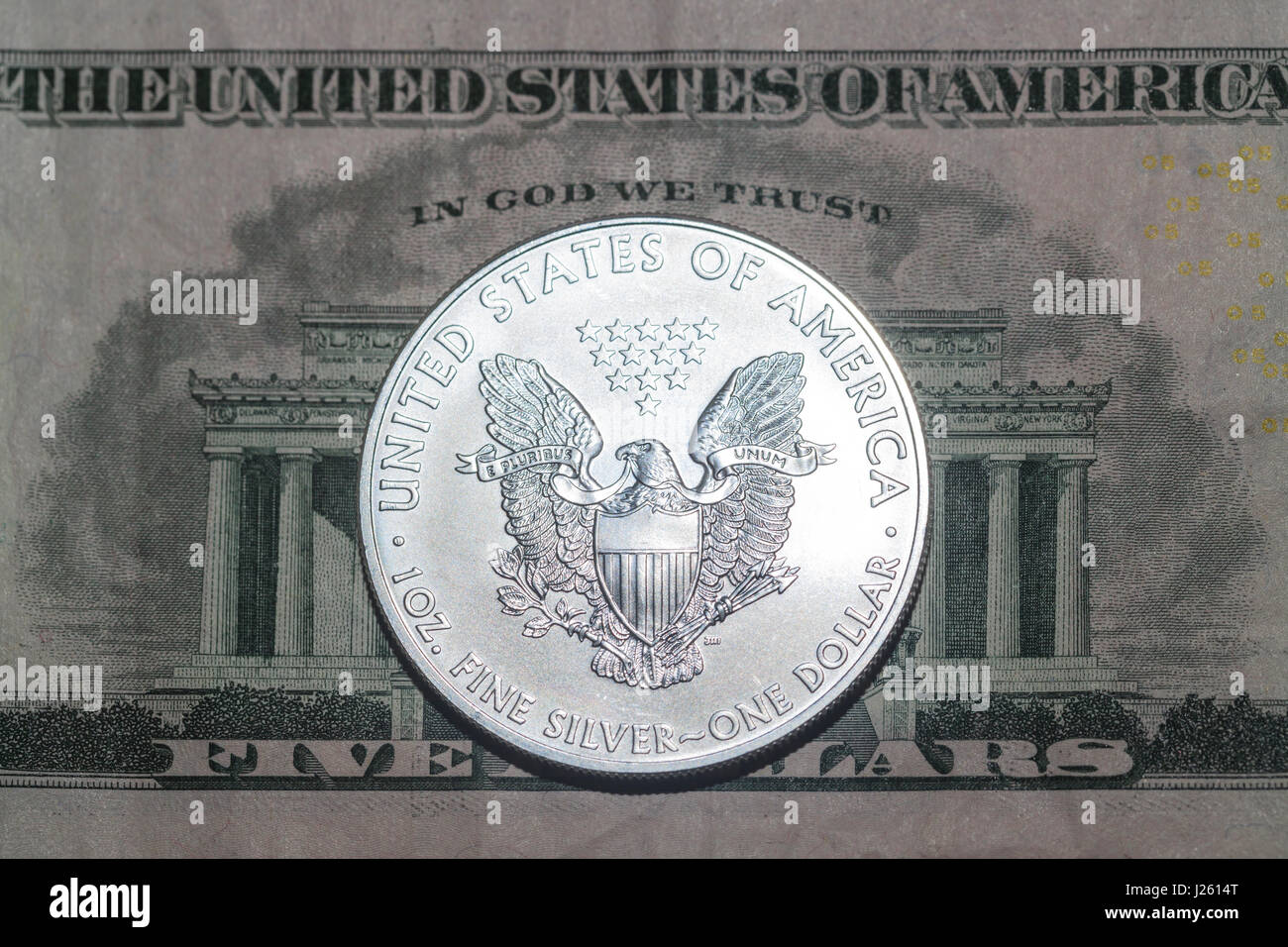 Silver Eagle 1 $ US Dollar Münze auf fünf Dollar Bank Note Stockfoto