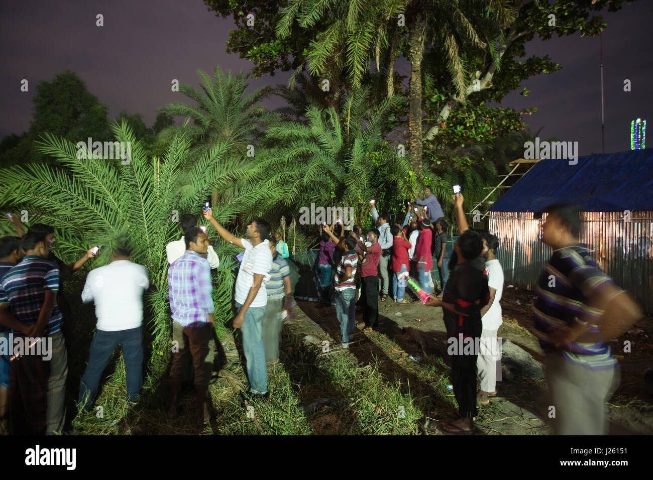 Touristen erhalten ihre Mobiltelefone für das Netzwerk, wie das Netzwerk nicht verfügbar bei Dublarchar in der Eastern Division der Sundarbans-Wald ist. Bager Stockfoto