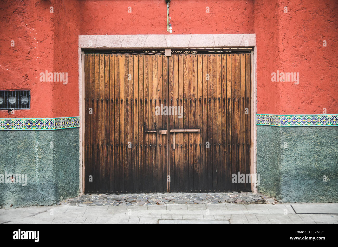 Reich verzierte hölzerne Tür und Wände, San Miguel de Allende, Guanajuato, Mexiko Stockfoto