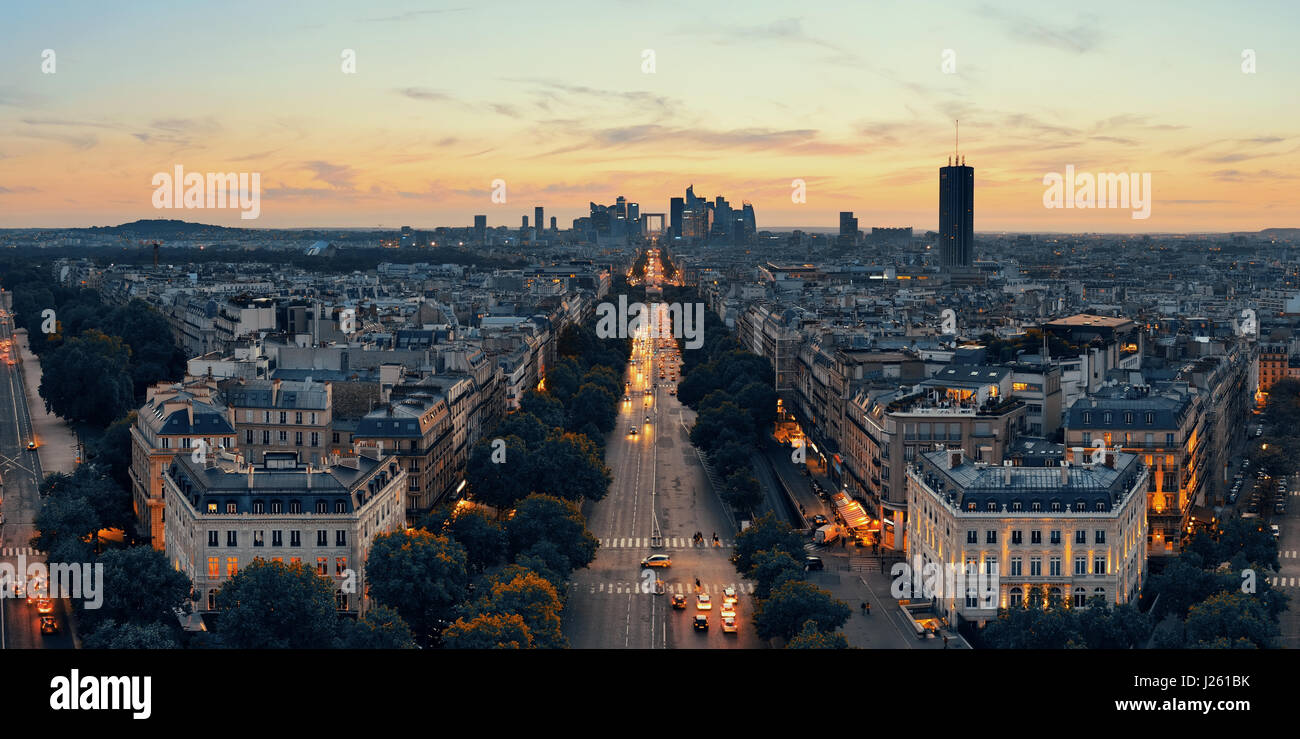 Paris Sonnenuntergang auf der Dachterrasse-Blick auf die Skyline der Stadt mit la Défense Geschäftsviertel Frankreichs. Stockfoto