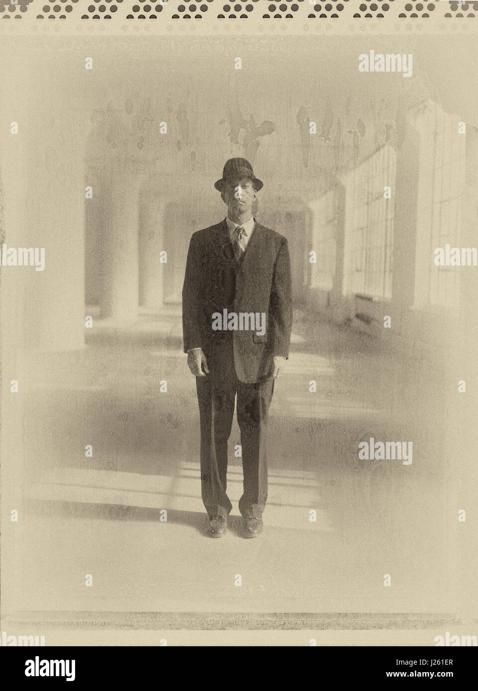 Porträt des mittleren Erwachsenenalter Mann in Anzug und Hut im Lager stehen Stockfoto