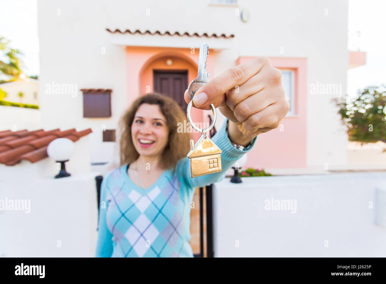 Konzept der Einweihungsparty, Immobilien, Eigentum und verschieben - neuen Hauseigentümer mit Schlüssel hautnah Stockfoto