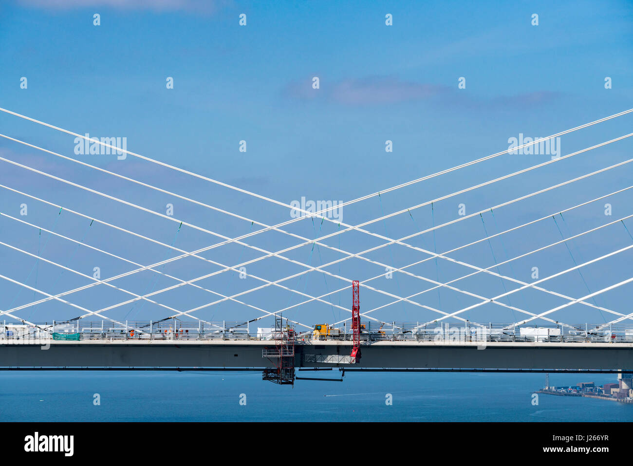 Detail des Aufbaus der neuen Queensferry Crossing Brücke überspannt den Fluss Forth zeigt die Anordnung der Ventilatoren von Kabeln, Schottland, Vereinigtes Königreich Stockfoto