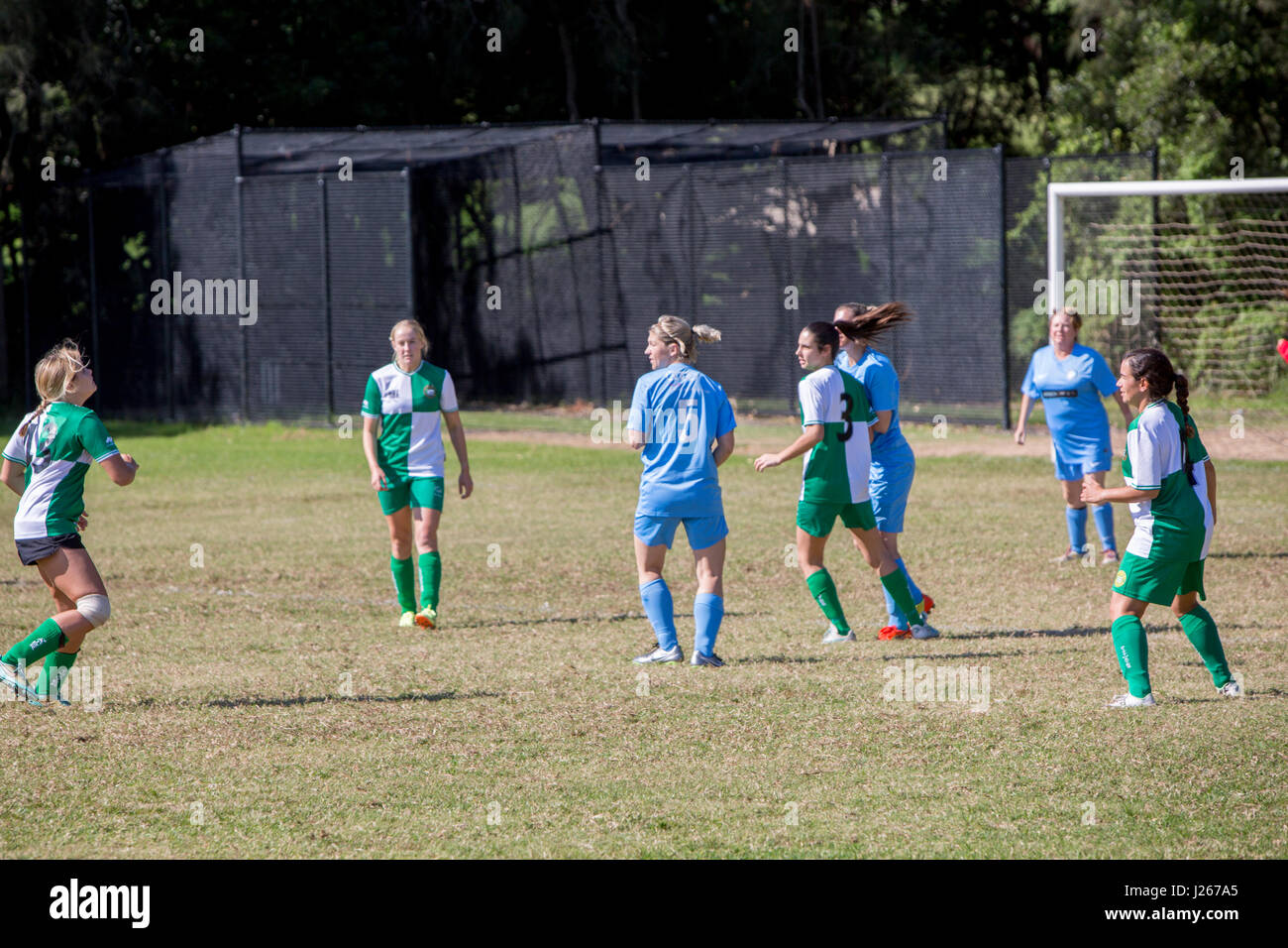 Ladies Womens Amateurfußballspiel in Australien, Teil der Manly Warringah Fußballliga, die in Sydney gespielt wird Stockfoto