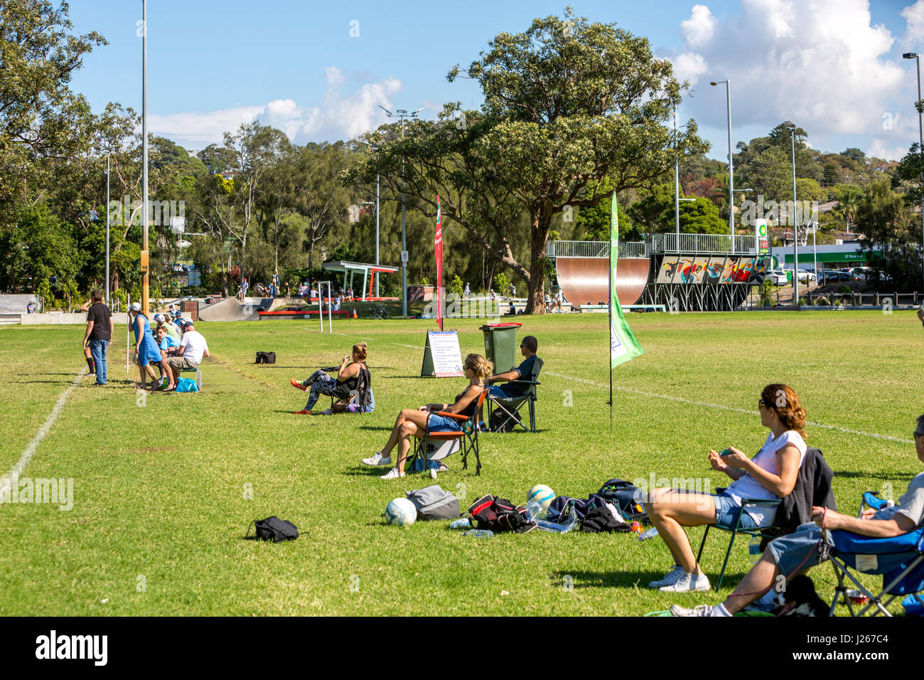 Fans beobachten Herren Amateurfußballspiel in Sydney, Australien Stockfoto