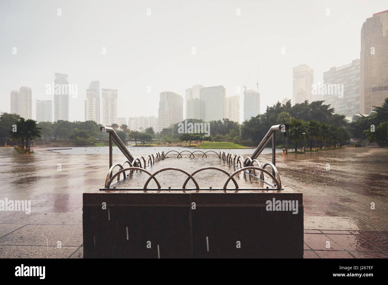 Regen Sie in der Stadt - Park und die Skyline von Kuala Lumpur, Malaysia Stockfoto
