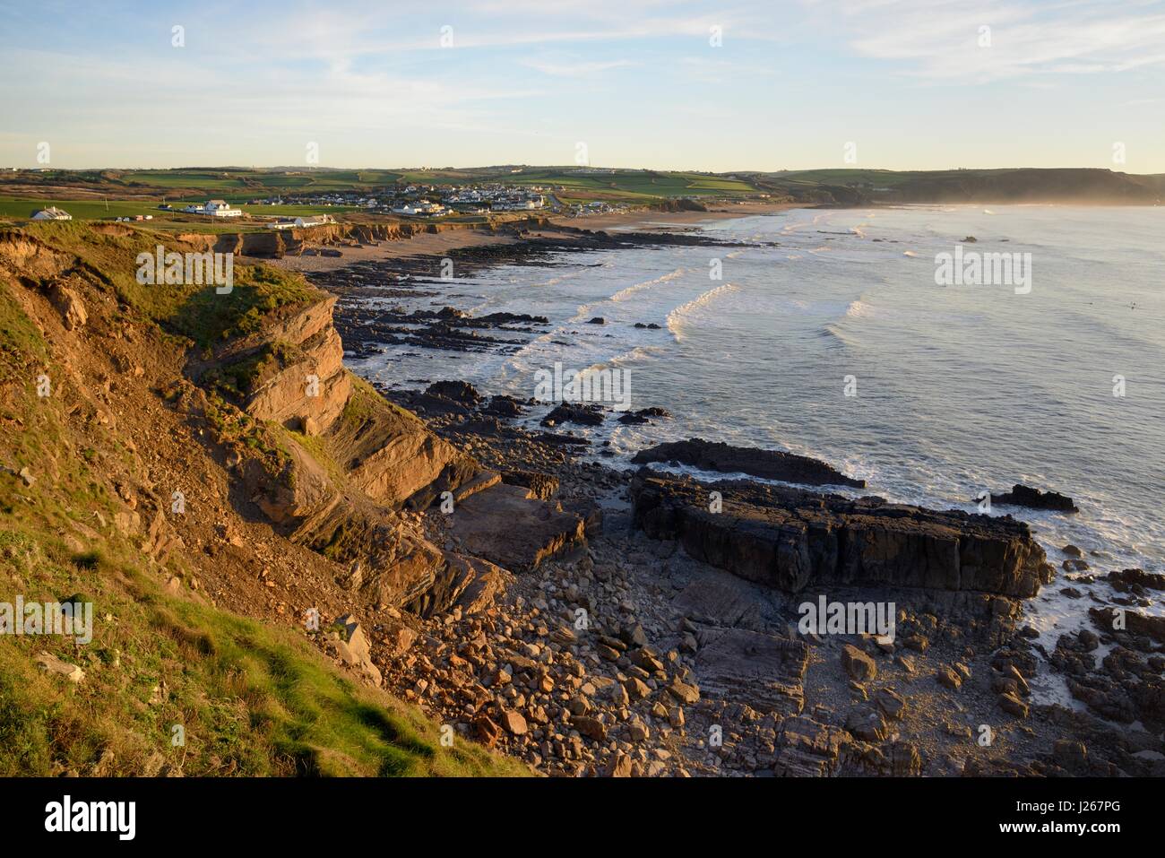 Übersicht der Widemouth Bay Blick nach Süden bei Sonnenuntergang, in der Nähe von Bude, Cornwall, UK, November 2014. Stockfoto