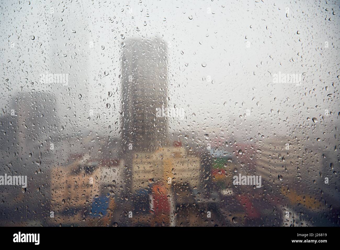 Regen Sie in der Stadt und selektiven Fokus auf die Tropfen - Skyline von Kuala Lumpur, Malaysia Stockfoto