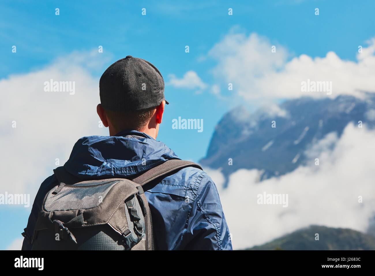 Mann mit Rucksack in Bergen. Junge Reisende Aufstieg zum Mount Kinabalu in Malaysia. Stockfoto