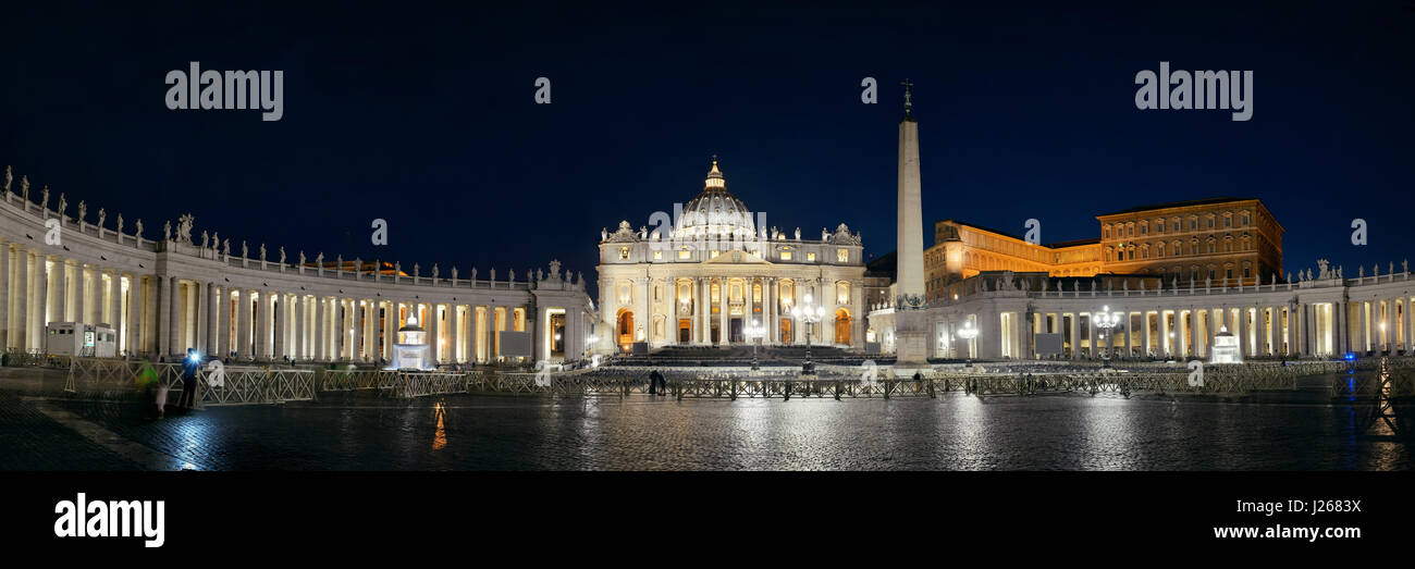 Vatikan-Stadt St.-Peters-Basilika bei Nacht Panorama. Stockfoto