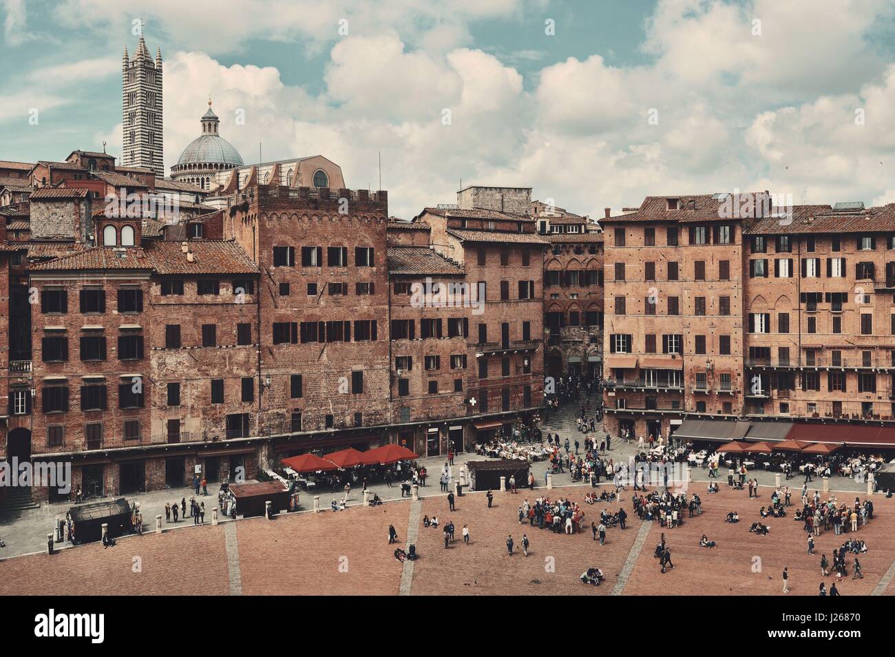 Alte Gebäude in Piazza del Campo in Siena, Italien. Stockfoto