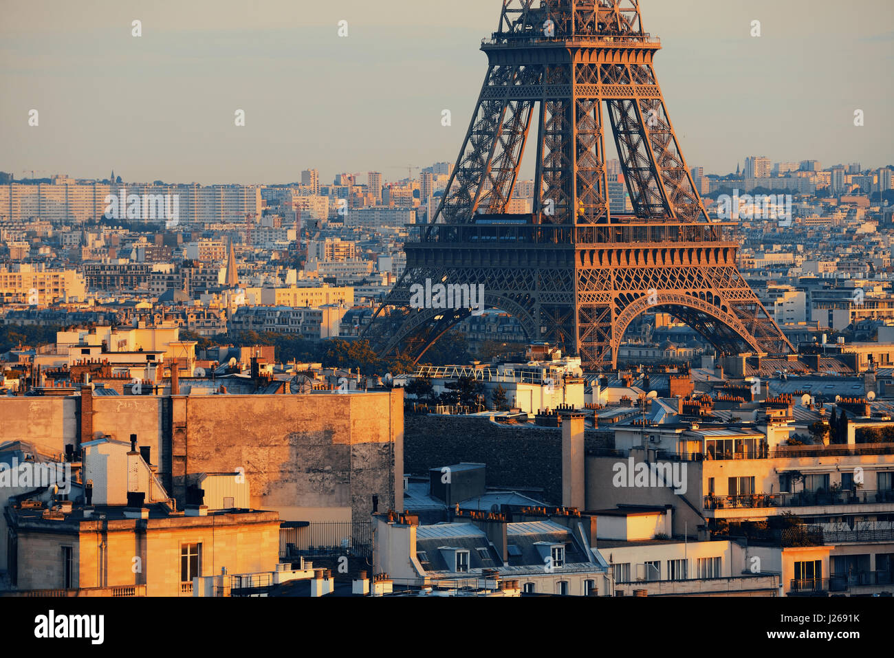 Auf der Dachterrasse Blick Skyline von Paris und Eiffelturm in Frankreich. Stockfoto