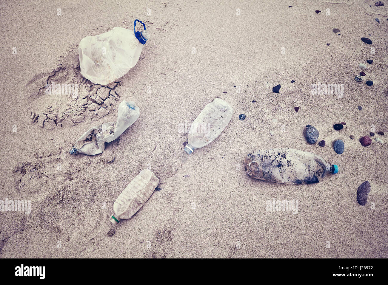 Retro stilisierte Bild des leeren Plastikflaschen von Touristen am Strand, Umweltverschmutzung Konzept Bild hinterlassen. Stockfoto