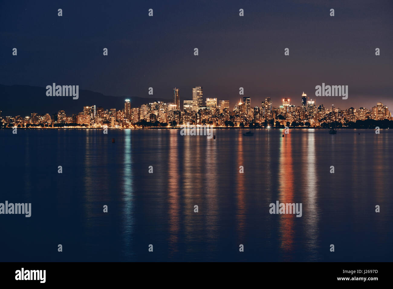 Vancouver Stadt Skyline bei Nacht mit Reflexionen. Stockfoto