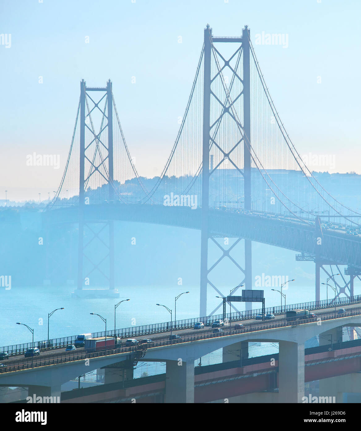 Blick auf 25 Abril mit starkem Verkehr. Lissabon, Portugal Stockfoto