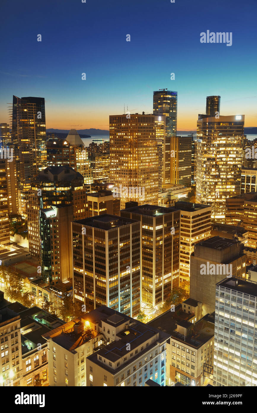 Vancouver Blick von der Dachterrasse mit städtischen Architekturen in der Abenddämmerung. Stockfoto