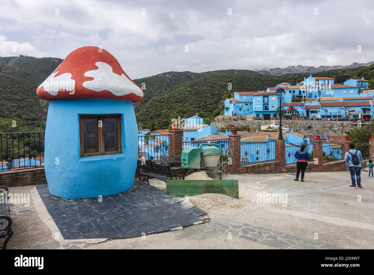 Juzcar Spanien. Smurf village Spanien, spanisches Dorf blau lackiert von Sony, werbebremsung Ihre neuen Schlumpf Film zu fördern, Andalusien, Spanien. Stockfoto